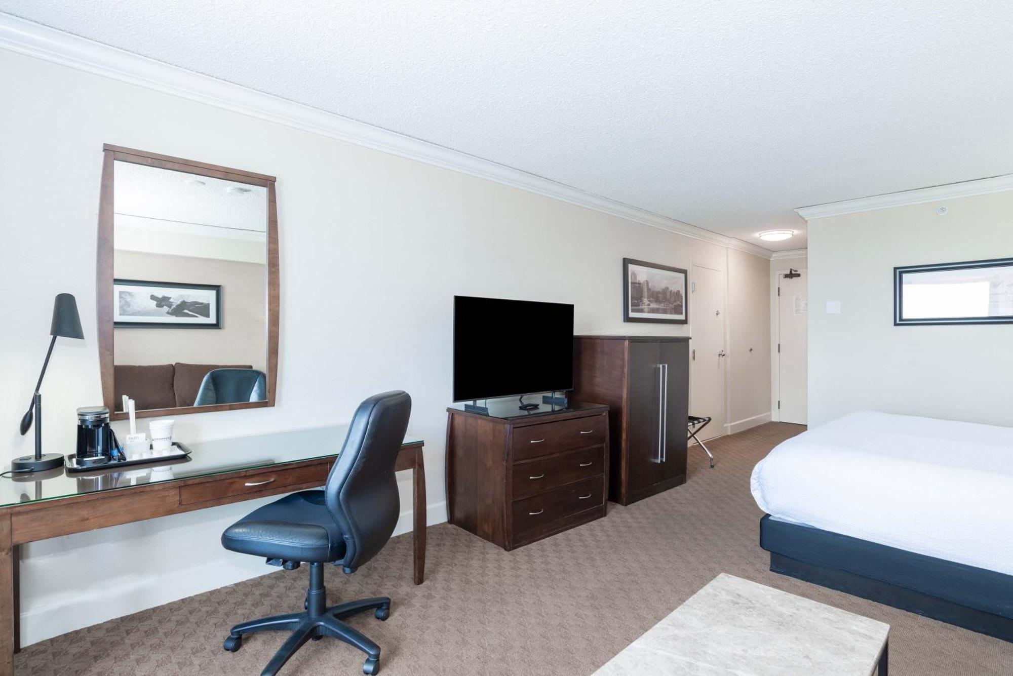 Standard Room 1 King Bed Sofa Bed Columbia Tower